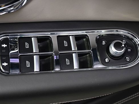 Used 2022 Bentley Bentayga AWD/4WD image 26