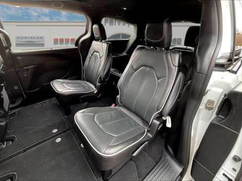 Used 2025 Chrysler Pacifica Limited w/ Trailer Tow Group FWD image 24