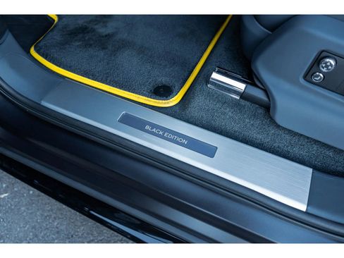 Used 2025 Bentley Bentayga image 27