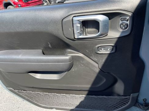 Used 2024 Jeep Gladiator Mojave w/ Technology Group image 29