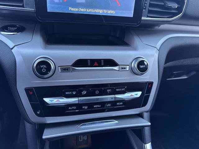 Used 2023 Ford Explorer XLT w/ Equipment Group 202A AWD/4WD image 18