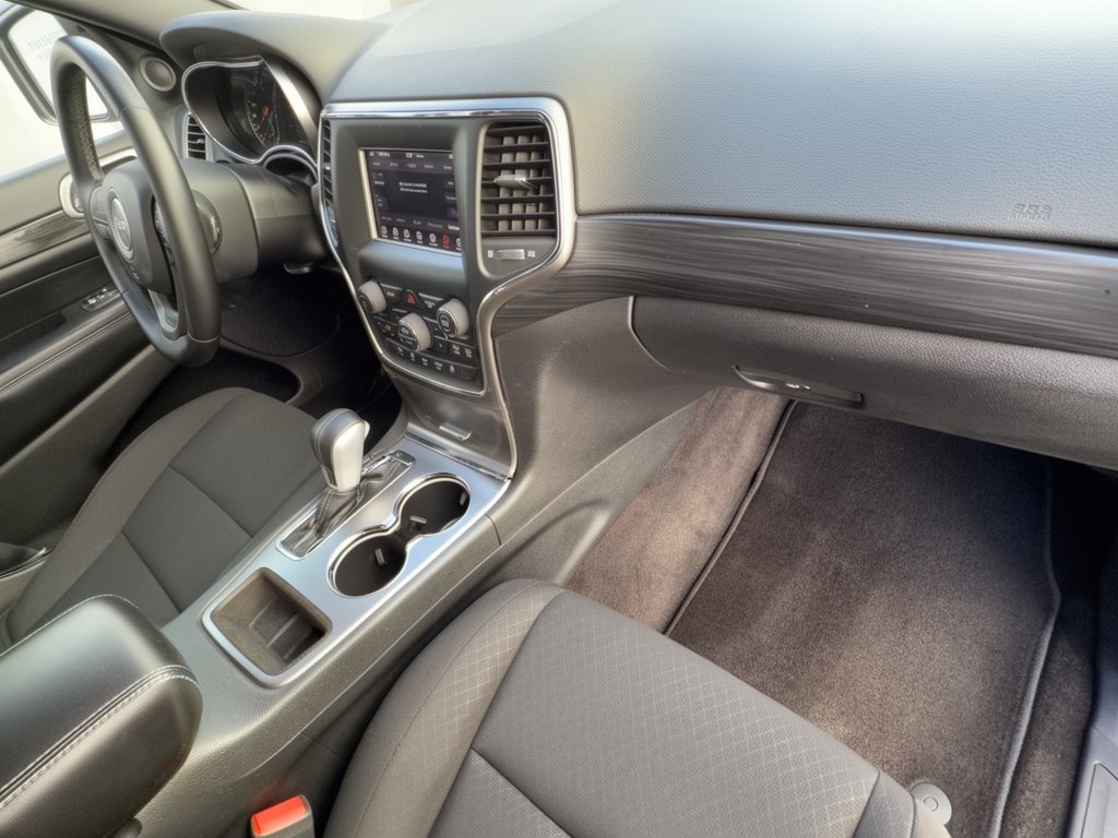 Used 2019 Jeep Grand Cherokee Laredo RWD image 31