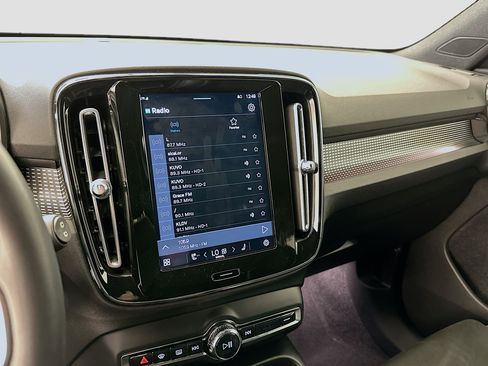 Used 2022 Volvo XC40 P8 Recharge Plus image 21