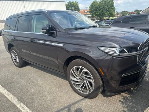 Used 2025 Lincoln Navigator Reserve AWD/4WD image 8