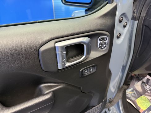 Used 2024 Jeep Wrangler Unlimited w/ Convenience Group AWD/4WD image 11