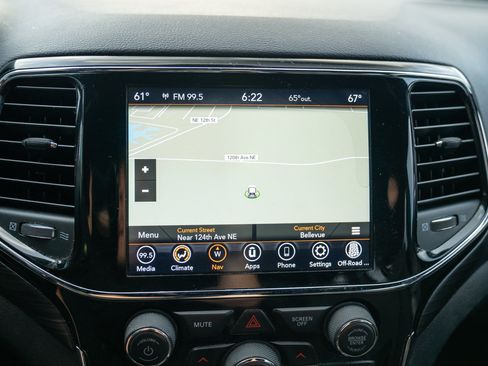 Used 2020 Jeep Grand Cherokee Laredo AWD/4WD image 13