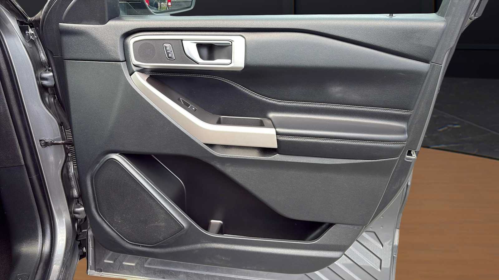 Used 2023 Ford Explorer XLT w/ Equipment Group 202A AWD/4WD image 14