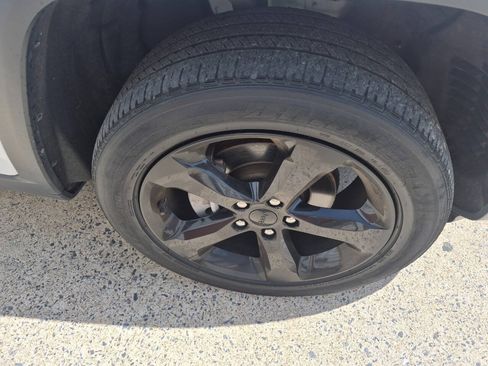 Used 2023 Jeep Grand Cherokee Altitude AWD/4WD image 7