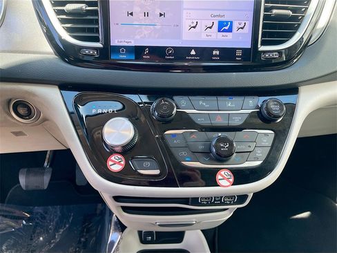 Used 2024 Chrysler Pacifica Touring-L image 16