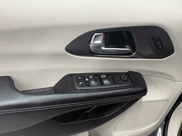 Used 2022 Chrysler Pacifica Touring-L FWD image 16