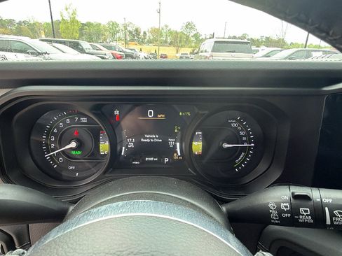 Used 2025 Jeep Wrangler Sahara image 29
