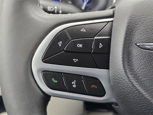 Used 2024 Chrysler Pacifica Touring-L image 19