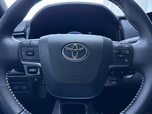 Used 2025 Toyota Camry SE image 17