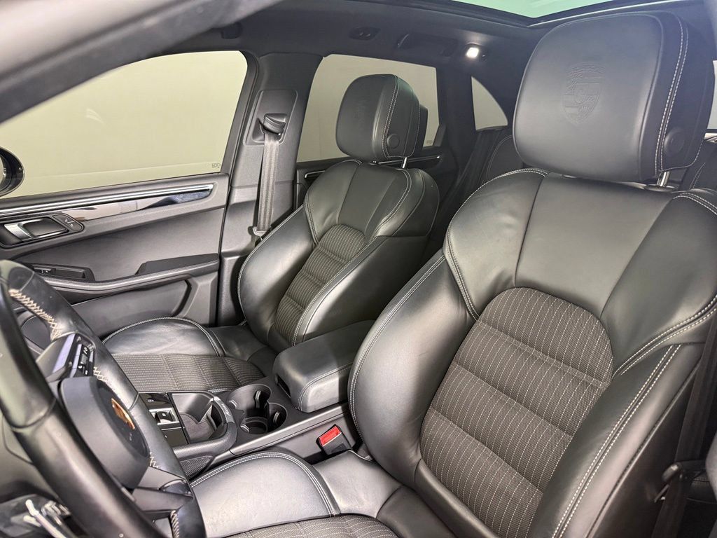 Certified 2023 Porsche Macan Turbo AWD/4WD image 5