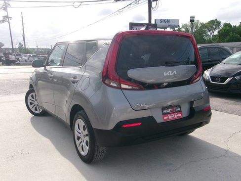 Used 2022 Kia Soul LX FWD image 2