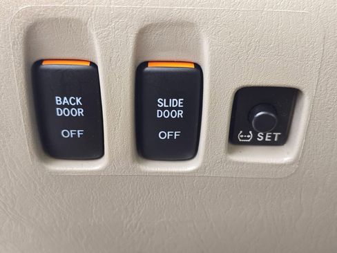 Used 2010 Toyota Sienna XLE image 29