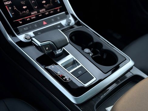 Used 2025 Audi Q8 Premium image 18