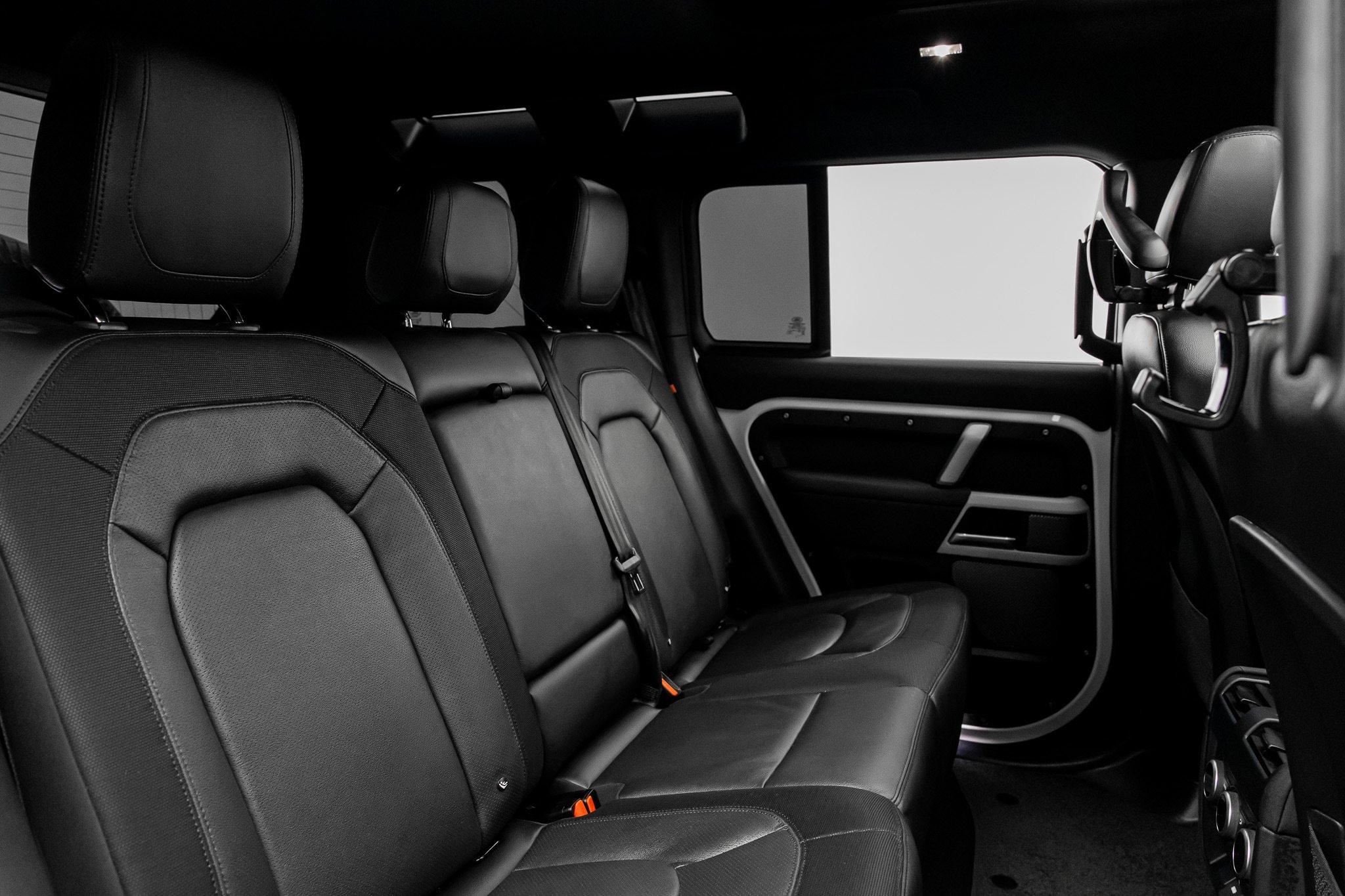 Used 2023 Land Rover Defender 110 X-Dynamic SE AWD/4WD image 30