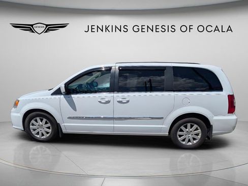 Used 2014 Chrysler Town & Country Touring image 4