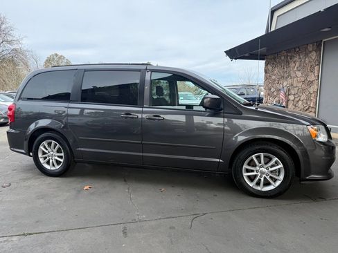 Used 2016 Dodge Grand Caravan SXT image 6