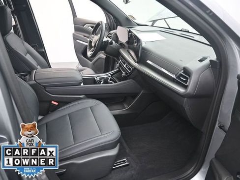 Used 2025 Chevrolet Traverse LT FWD image 17