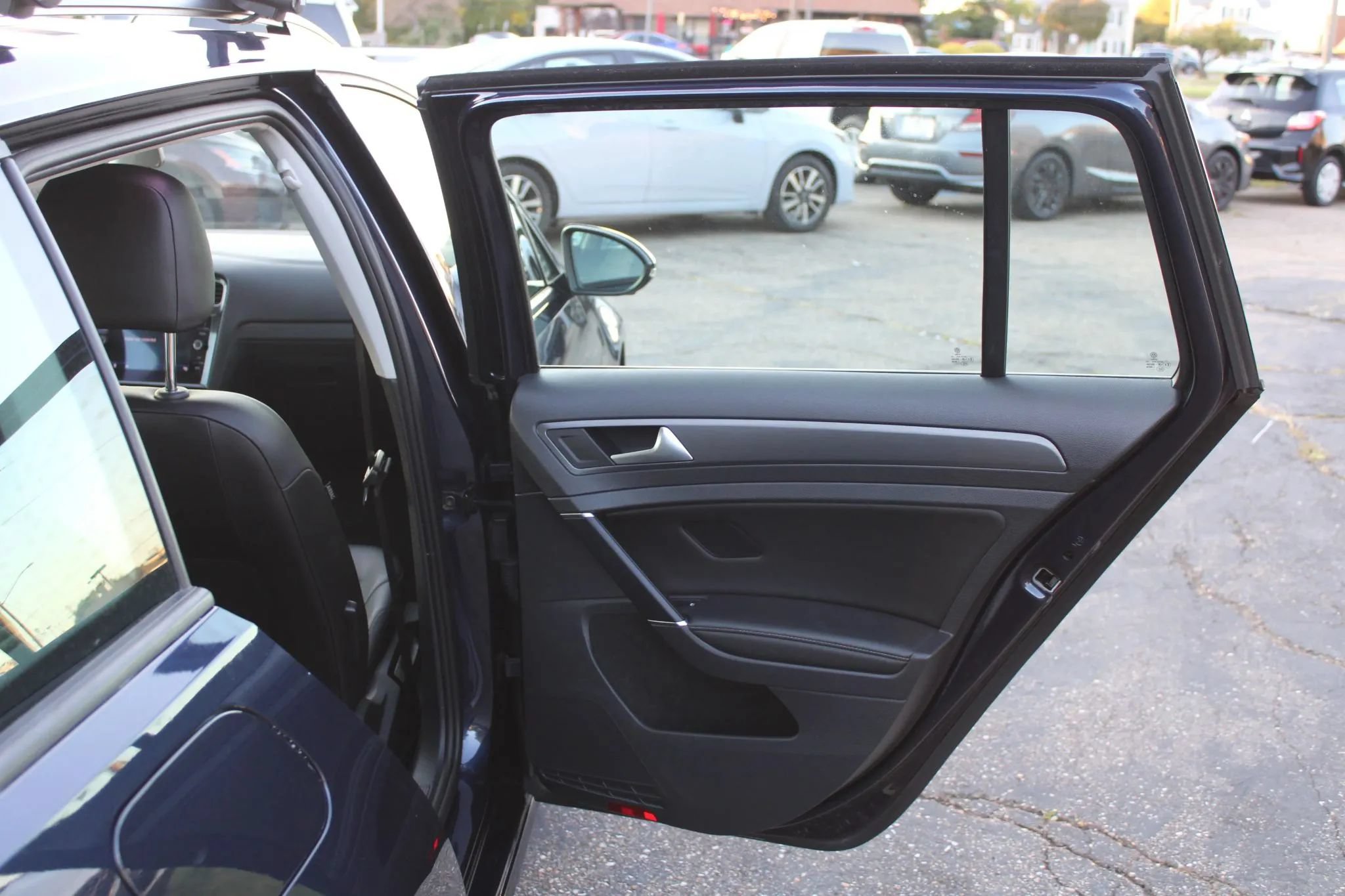 Used 2018 Volkswagen Golf SE FWD image 12