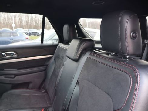Used 2018 Ford Explorer XLT w/ Equipment Group 202A image 10