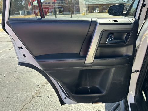 Used 2015 Toyota 4Runner SR5 image 22