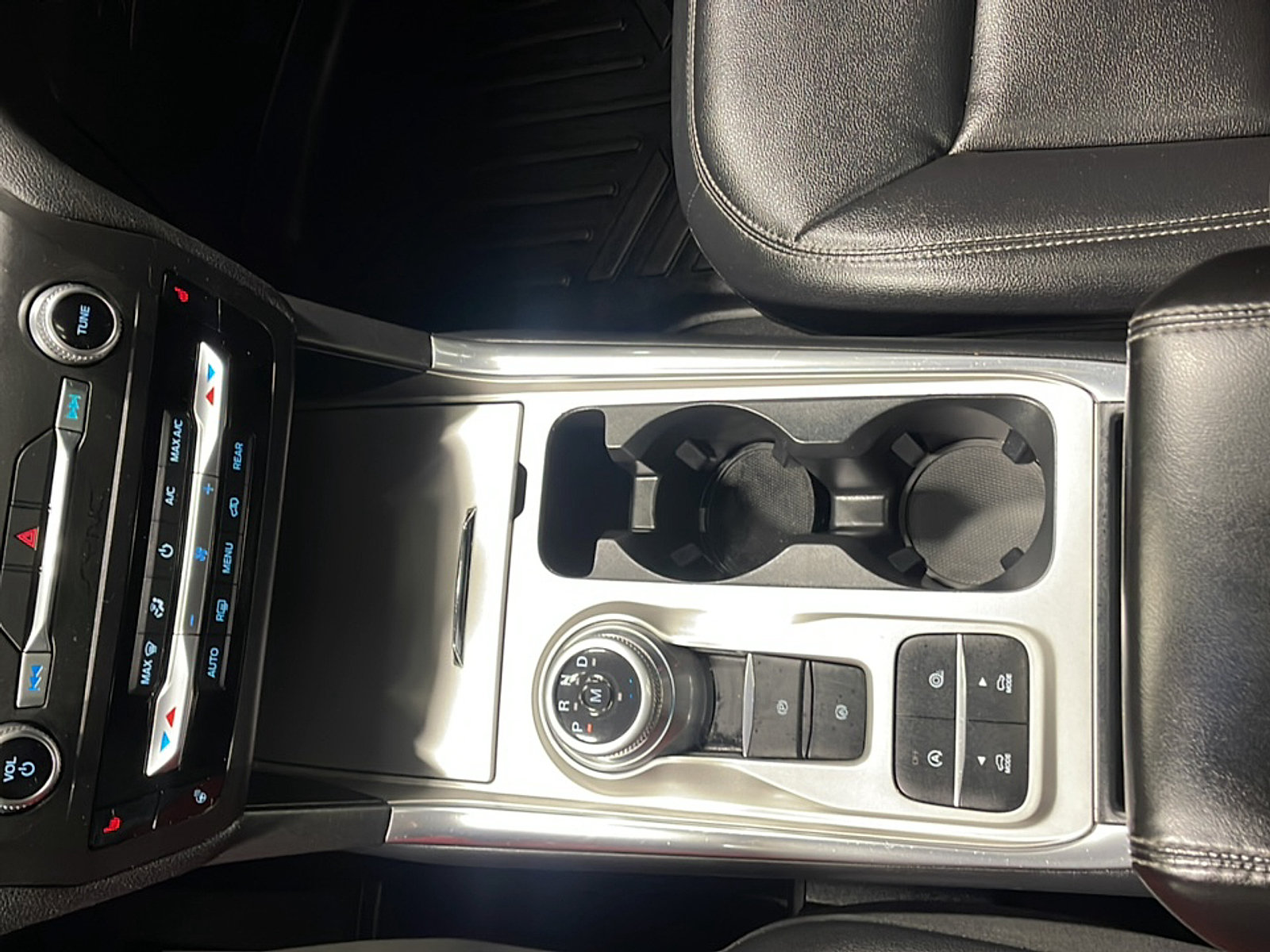 Used 2020 Ford Explorer XLT w/ Equipment Group 202A RWD image 12