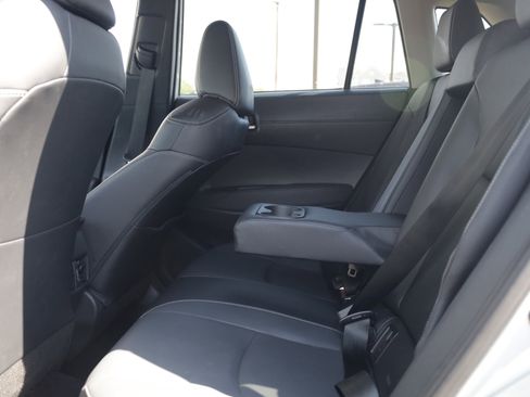 Used 2022 Toyota Corolla Cross XLE w/ Convenience Package FWD image 20