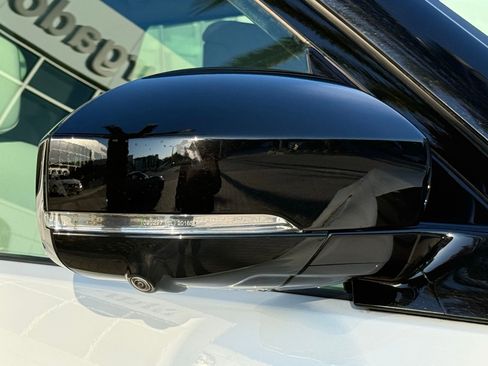 Used 2025 Land Rover Discovery S image 18