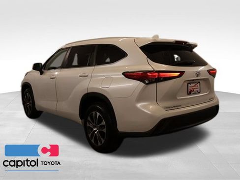 Used 2023 Toyota Highlander XLE AWD/4WD image 4