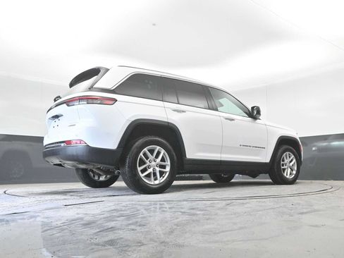 Used 2023 Jeep Grand Cherokee Laredo AWD/4WD image 34