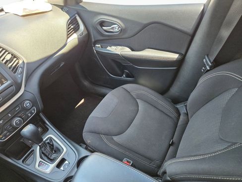 Used 2016 Jeep Cherokee Latitude FWD image 18