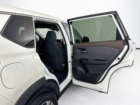 Used 2023 Nissan Rogue SV FWD image 28