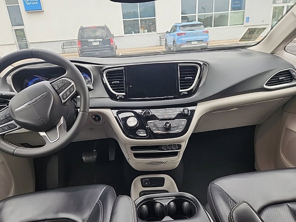 Used 2023 Chrysler Pacifica Touring-L FWD image 13