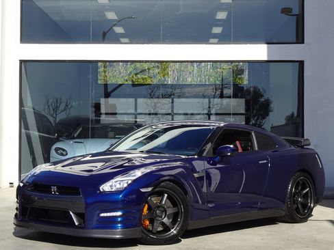 Used 2014 Nissan GT-R Black Edition image 3