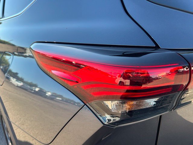 Used 2021 Toyota Highlander XLE AWD/4WD image 10