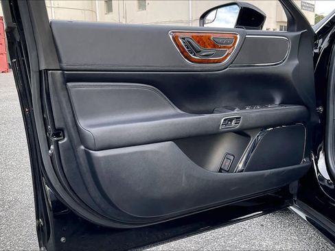 Used 2017 Lincoln Continental Premiere image 22