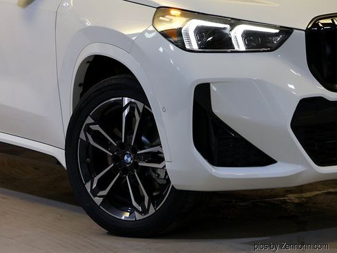 Used 2027 BMW X1 xDrive28i AWD/4WD image 3