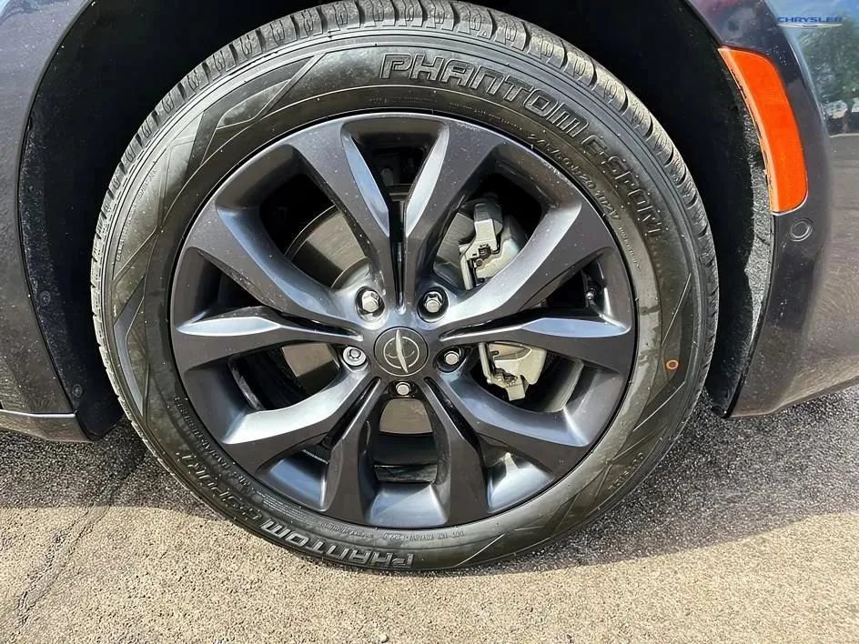 Used 2019 Chrysler Pacifica Touring-L w/ Advanced Safetytec Group FWD image 22