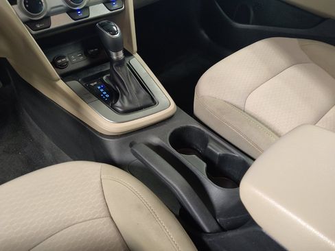 Used 2019 Hyundai Elantra SE FWD image 26