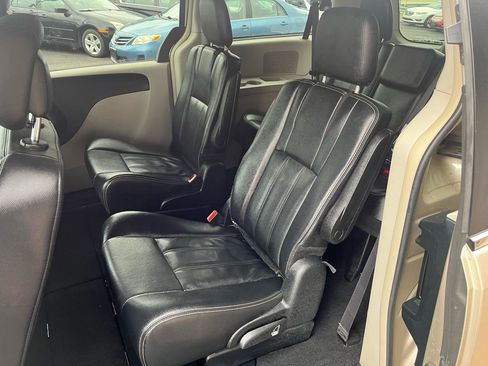 Used 2014 Chrysler Town & Country Touring image 23