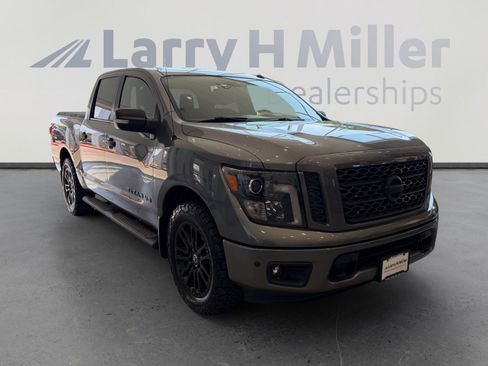 Used 2019 Nissan Titan SV w/ SV Convenience Package AWD/4WD image 7