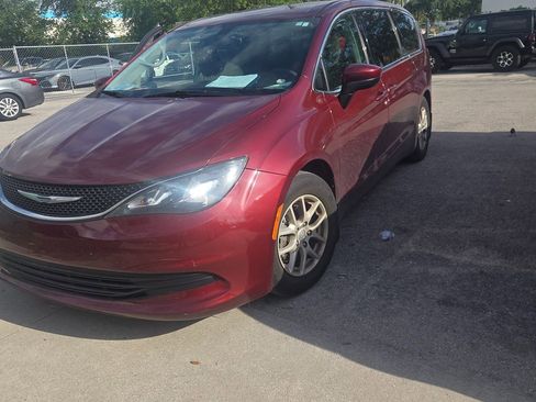 Used 2017 Chrysler Pacifica Touring image 1