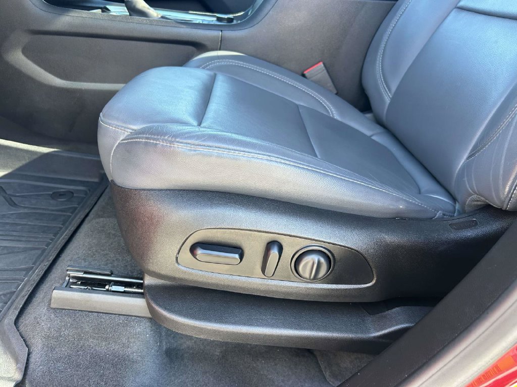 Used 2018 Chevrolet Traverse LT FWD image 18