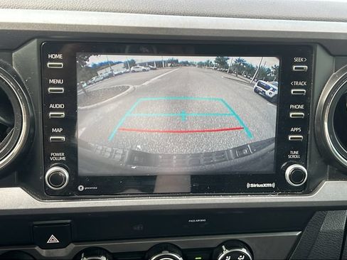 Used 2020 Toyota Tacoma TRD Off-Road w/ Technology Package AWD/4WD image 17