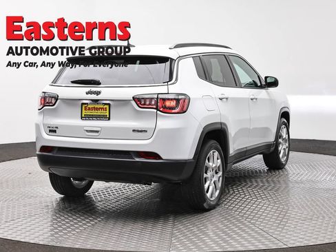 Used 2022 Jeep Compass Latitude AWD/4WD image 5