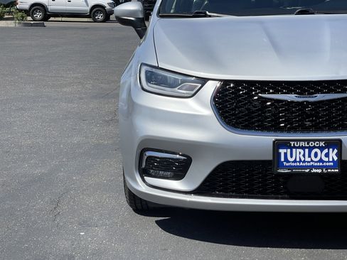 Used 2023 Chrysler Pacifica Touring-L FWD image 3