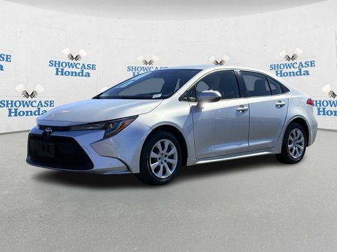 Used 2022 Toyota Corolla LE image 2
